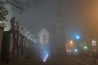 Kości&oacute;ł św. Piotra i Pawła we mgle