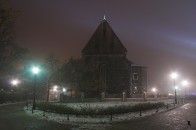 Kości&oacute;ł św. Krzyża we mgle